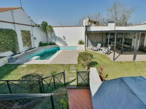 CASA 5 AMB EN VENTA EN RAMOS MEJIA PILETA COCHERA