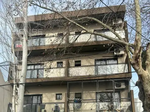 Departamento 2 ambientes con cochera en alquiler - Bernal