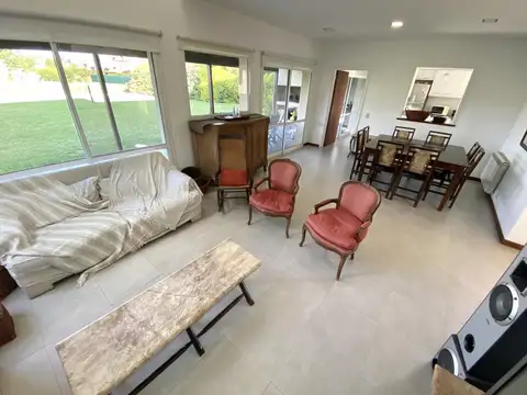 Casa en Alquiler con 1 cochera