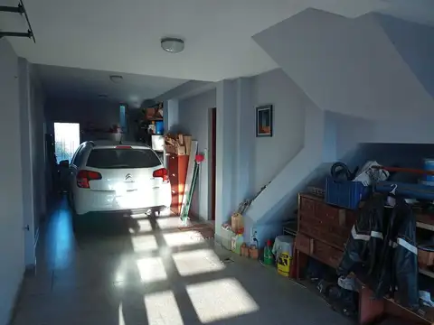 Casa 7 ambientes con 2 baños