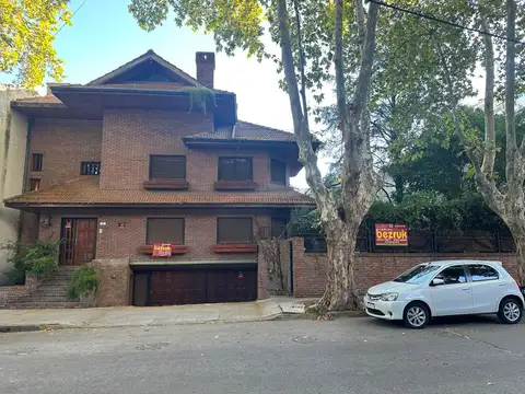 Hermoso chalet de 7 ambientes en venta, en Olivos.