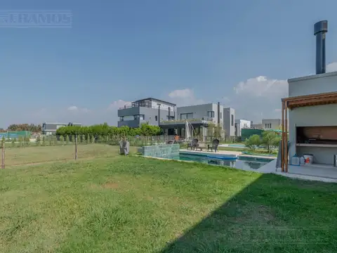 Casa 5 ambientes con 3 baños