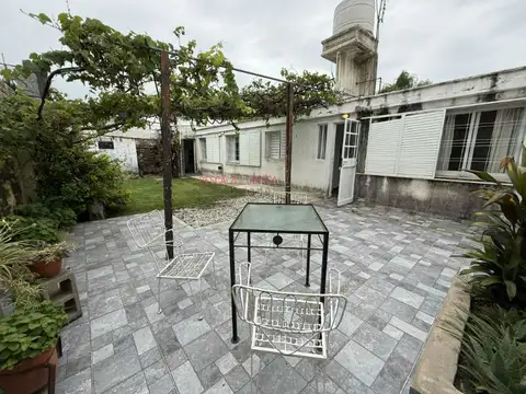 CASA EN VENTA - APTO CREDITO -  3 DORMITORIOS Y DOS BAÑOS- BARRIO POETA LUGONES