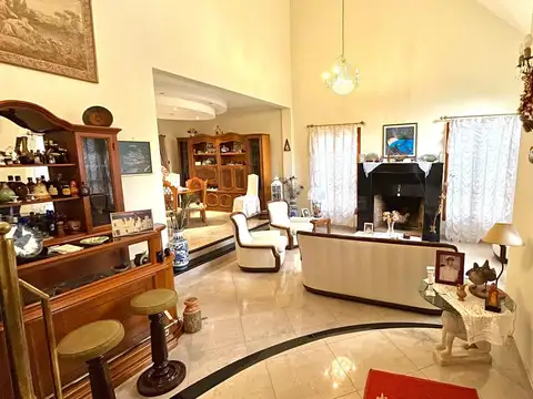 Casa en Venta con 3 cocheras