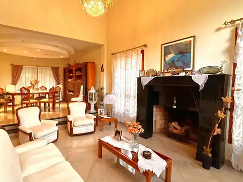 Casa 8 ambientes con 4 baños