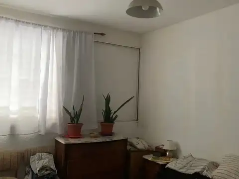 Departamento de 3 ambientes, 2 habitaciones, cocina, living, baño completo . 3er piso frente.