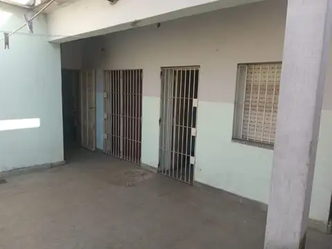 Casa c/ local al frente y gran fondo libre. 2 dormitorios (uno c/ baño en suite), 2do baño y terraza