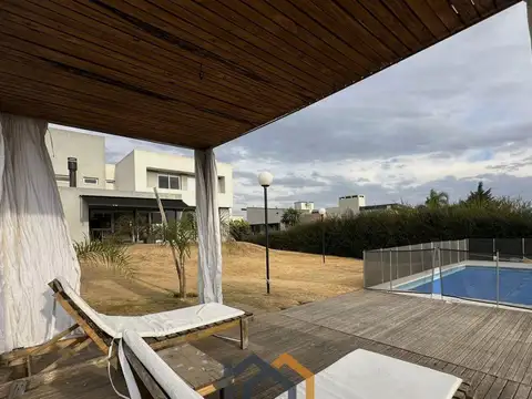 Casa en Alquiler con 1 cochera