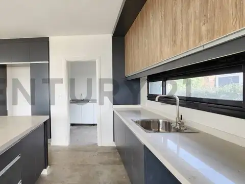 Casa 6 ambientes con 3 baños