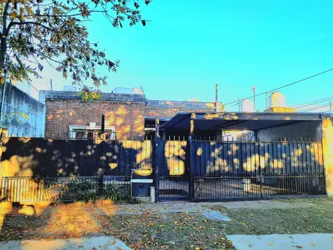 CASA CON LOTE, BUENA UBICACION.