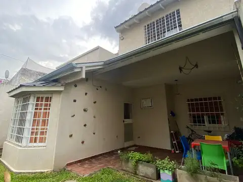 Casa 6 ambientes con 2 baños