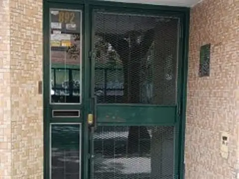 CALLAO/RIOJA: Departamento con patio en barrio Lourdes