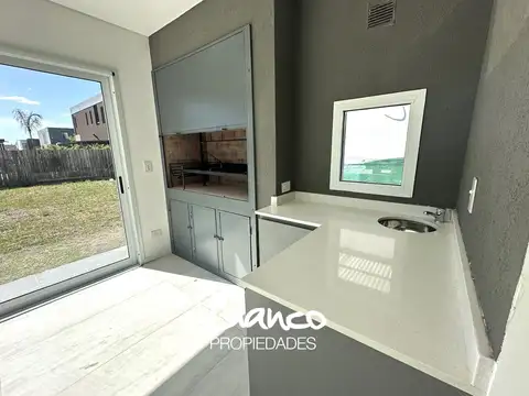 Casa 5 ambientes con 3 baños