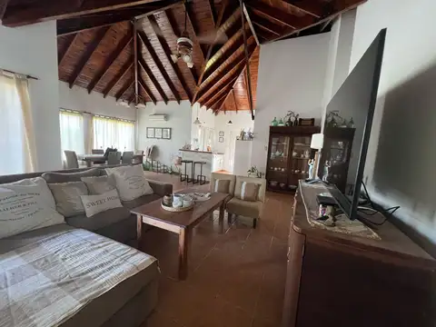 Casa 4 ambientes con 2 baños