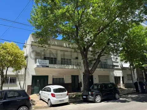 VENTA DE CASA SOBRE AV. 38, APTA BANCO, LA PLATA