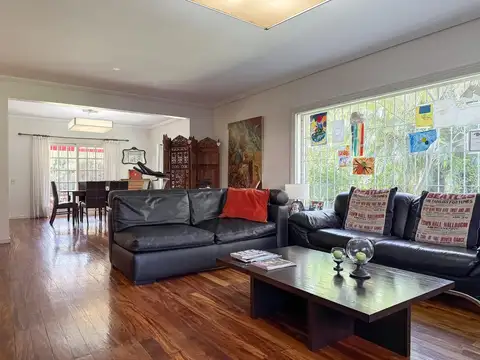 Casa en Venta de 3 Plantas, Con Gran Jardín, Pileta y Cochera - Martínez