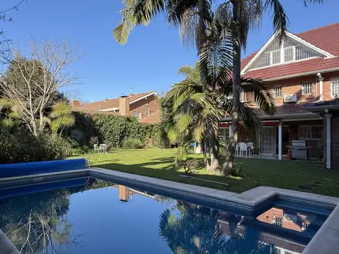 Casa en Venta de 3 Plantas, Con Gran Jardín, Pileta y Cochera - Martínez