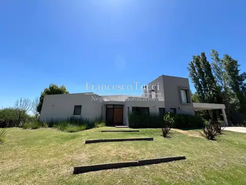 Casa en venta 5 ambientes con pileta en Arroyo Dulce