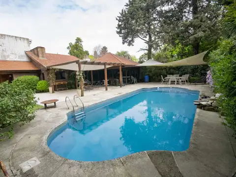 Casa de 5 ambientes con cochera y dependencia de servicio en venta en Martinez