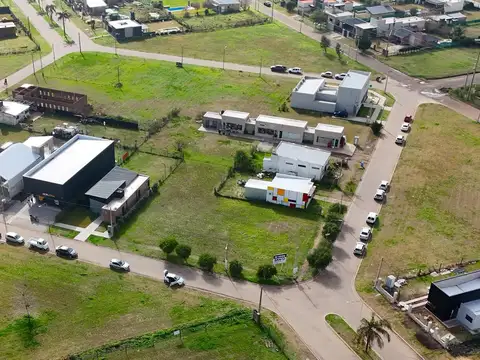 Terreno en zona comercial Acequias del Aire Roldán