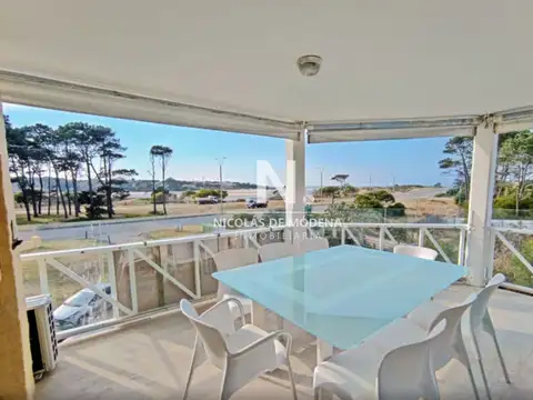 Vende apartamento en Rincon del Indio de 3 dormitorios.