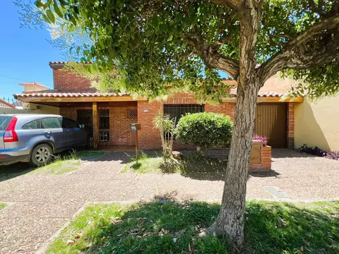 *CASA DE 4 AMB. C/COCHERA P/2 AUTOS, PATIO Y TERRAZA
