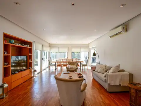 Casa 6 ambientes con 2 baños