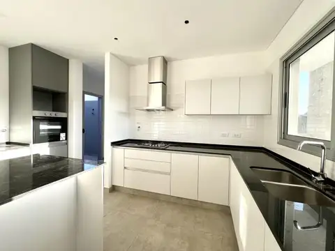 Casa 6 ambientes con 2 baños