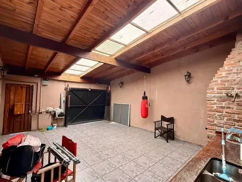 Casa 5 ambientes con 2 baños