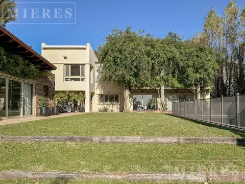 Casa en Venta con 9 cocheras