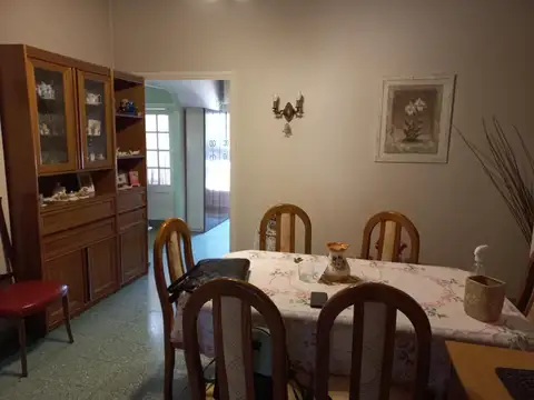 Casa 7 ambientes con 2 baños