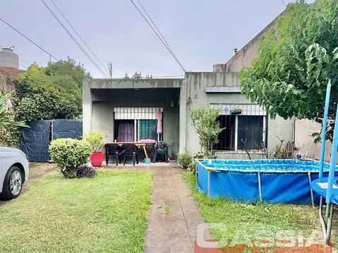 CASA 3 AMBIENTES SOBRE LOTE PROPIO, EN PLANTA BAJA, CON JARDIN Y FONDO