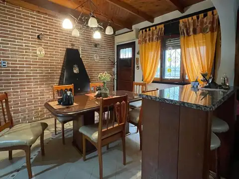 Casa en  venta con 3 viviendas de 4amb y 2amb, jardín y cochera - Wilde