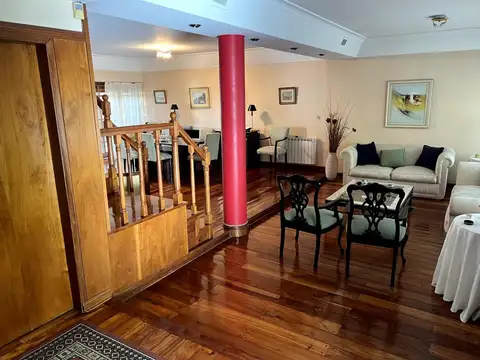 Casa 8 ambientes con 4 baños