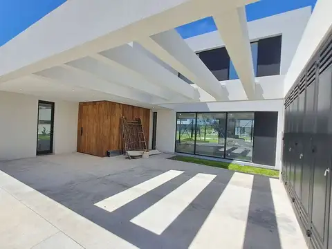 Casa 6 ambientes con 5 baños