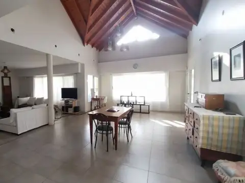 Casa 6 ambientes. Lote 1500 m² Amplia y funcional