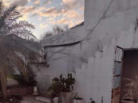 Chalet, 5 dormitorios, 4 baños, cocina, comedor, living, patio con pileta, mas casa de huéspedes.