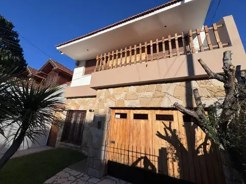 Casa 4 ambientes patio cochera depto Bernal Centro