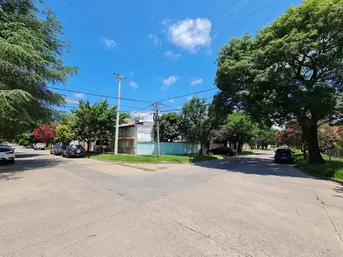 Casa con gran patio y cochera en O. Principe y Tacuari, a una cuadra de Av. Gral. Paz