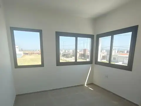 Casa en Alquiler con 2 cocheras