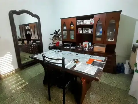 Casa 7 ambientes con 2 baños