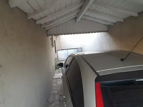 EN VENTA EN CIUDAD JARDIN CHALET DE 3 AMBIENTES HECHO A NUEVO, CUENTA CON COCHERA - FICHA 5967