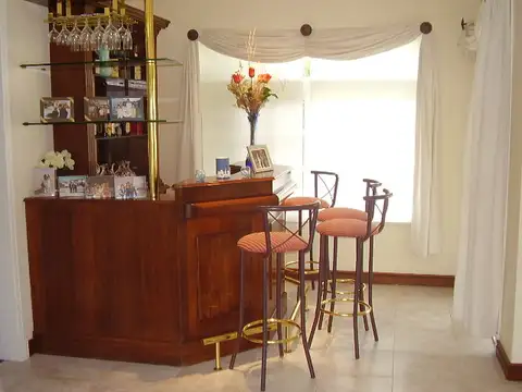 Casa 6 ambientes con 5 baños