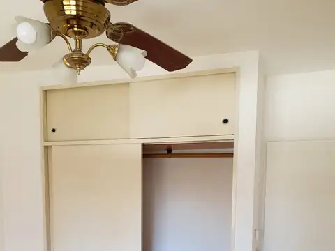 Impecable 2 ambientes. Excelente ubicación . Piso alto. Cochera fija