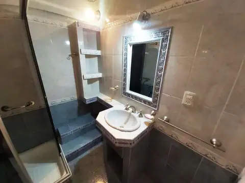 Excelente 2 ambientes al frente con balcón. Excelente estado y ubicación frente al parque! Apto prof