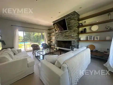 Casa 8 ambientes con 2 baños