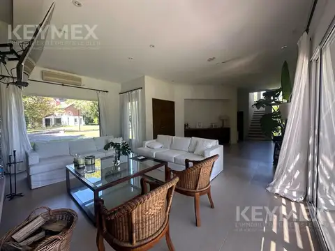 Casa en Venta con 2 cocheras