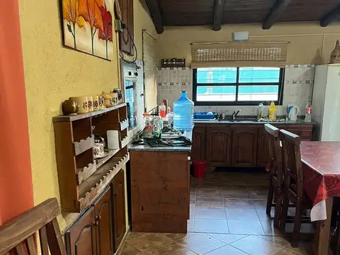 CASA CON PILETA EN  VILLA PARQUE SIQUIMAN