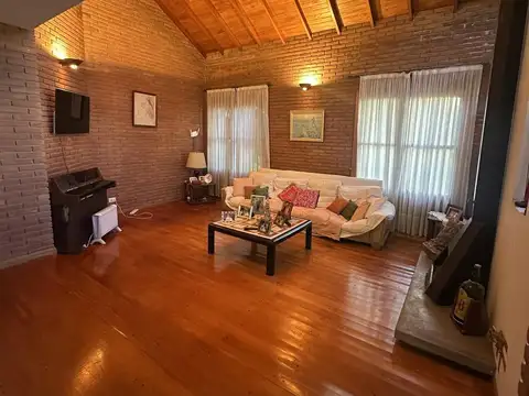 Casa en venta, 4 amb., Barrio San Jorge Village, Los Polvorines, lote interno, con pileta.