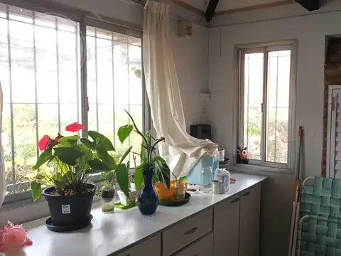 Casa 6 ambientes con 2 baños